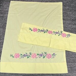 Floral Embroidered Yellow Pillowcase full-size set